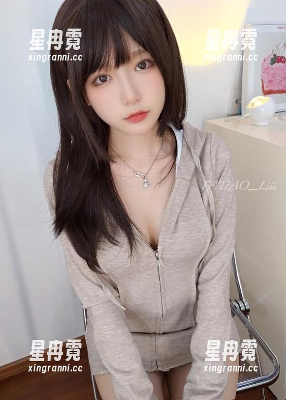 哎呀，谁能拒绝迷之呆梨的《Blue》写真集呢？下载去，结果根本不想删掉。