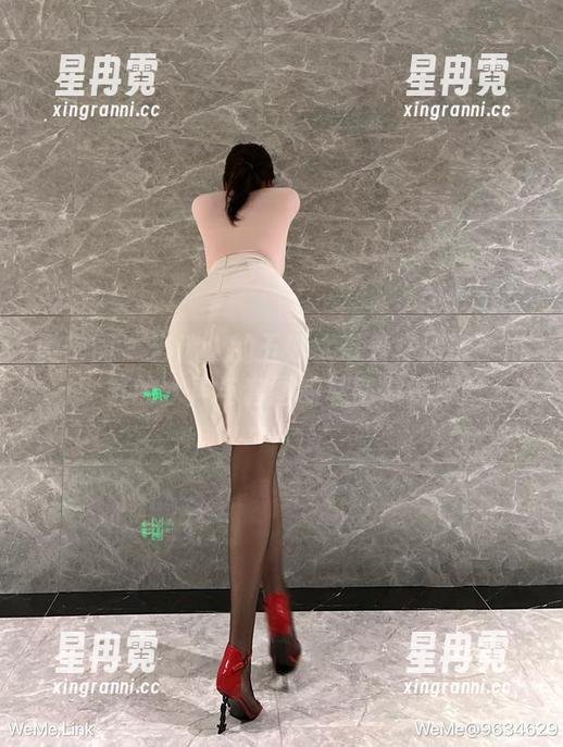 微密圈 - 当迷人的五姨太带着你游泳：浴缸的水声与套图的私密情境！