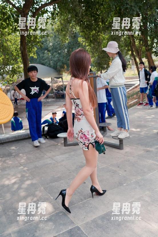 魔镜街拍-婷婷 魔镜街拍 - 粉裙日常里的销售哲学——婷婷的工作越看越有趣,原图下载中