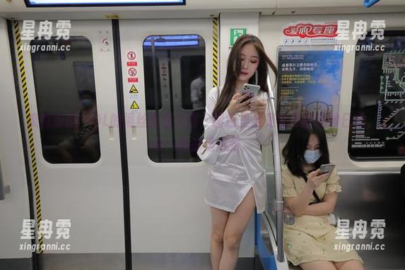 魔镜街拍 - OL的黑丝穿搭大赏，图包里全是婷婷的绝妙日常，每一张都是风景。