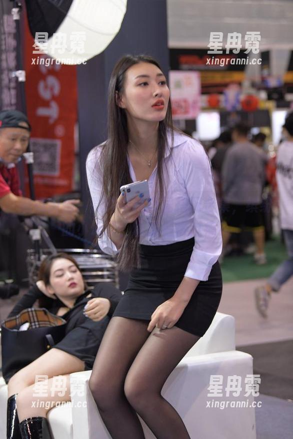 魔镜街拍：微胖牛仔短裙搭配合集，缤纷的小心思，谁能看得过瘾？